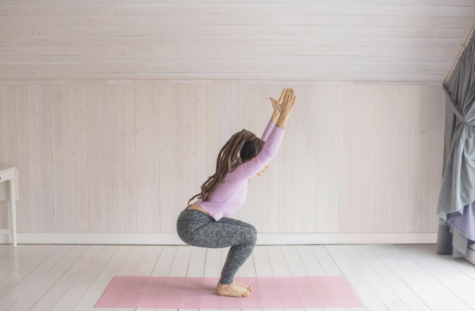 Detalle del ambiente acogedor del estudio de yoga